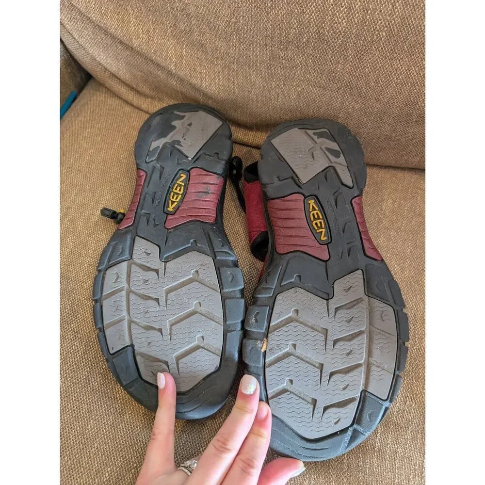 Men's size 10 Red Keen Sandals - Picture 4 of 7